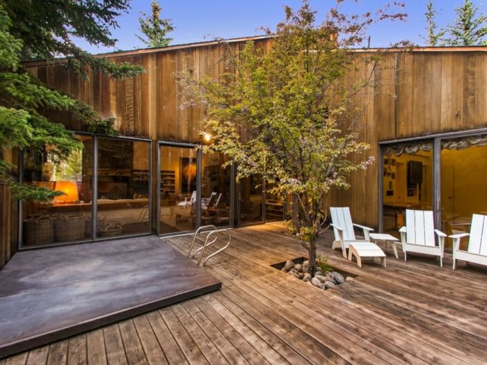 Dizajn terasy v lese - drevené podlahy pre prirodzený pocit drevená podlaha vonkajšia terasa stropné ležadlá bazén