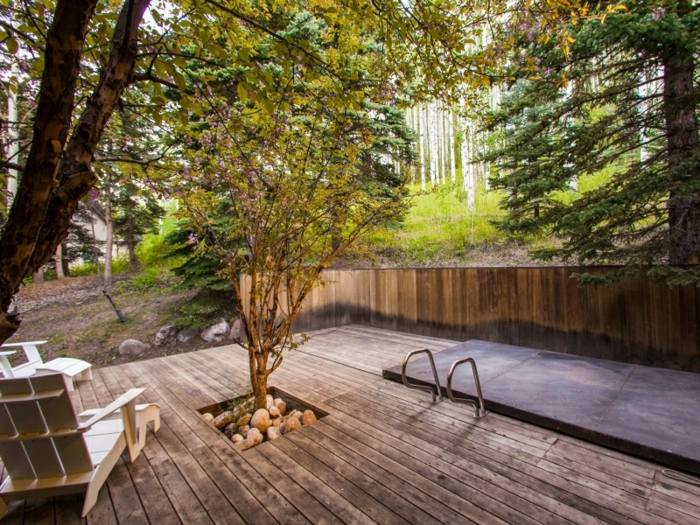 Projekt domu v lese - terasa so súkromným bazénom návrh terasového domu v jacuzzi v lesnom bazéne