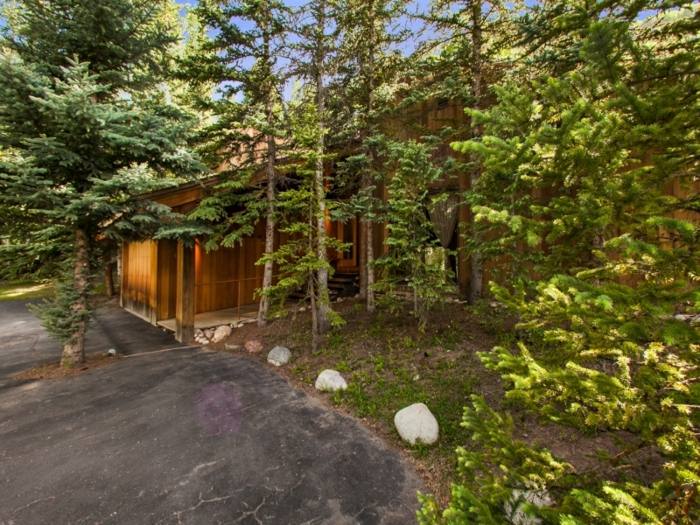 Lesný dom s luxusným dizajnom prináša plný relax v zime i v lete projektovanie domu v lesných ihličnanoch zimná dovolenka