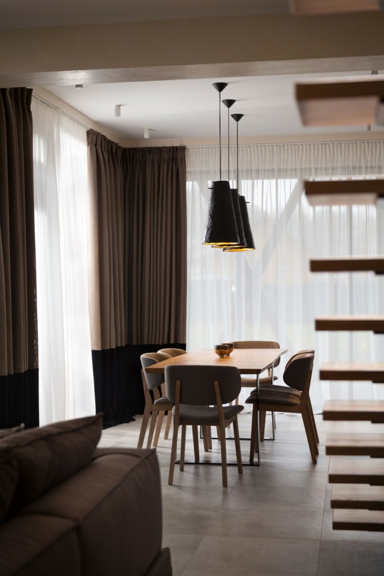 dizajn domu prízvuková polica jedáleň zariadená závesnými svetlami