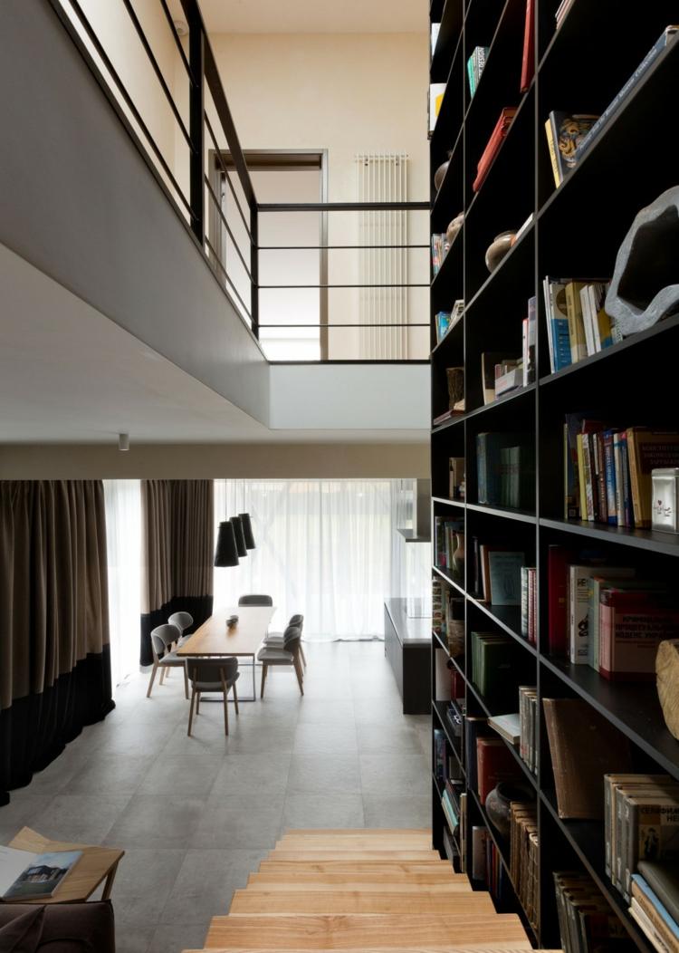 akcentová polica domu dizajn čierna zábradlia podlahový kameň