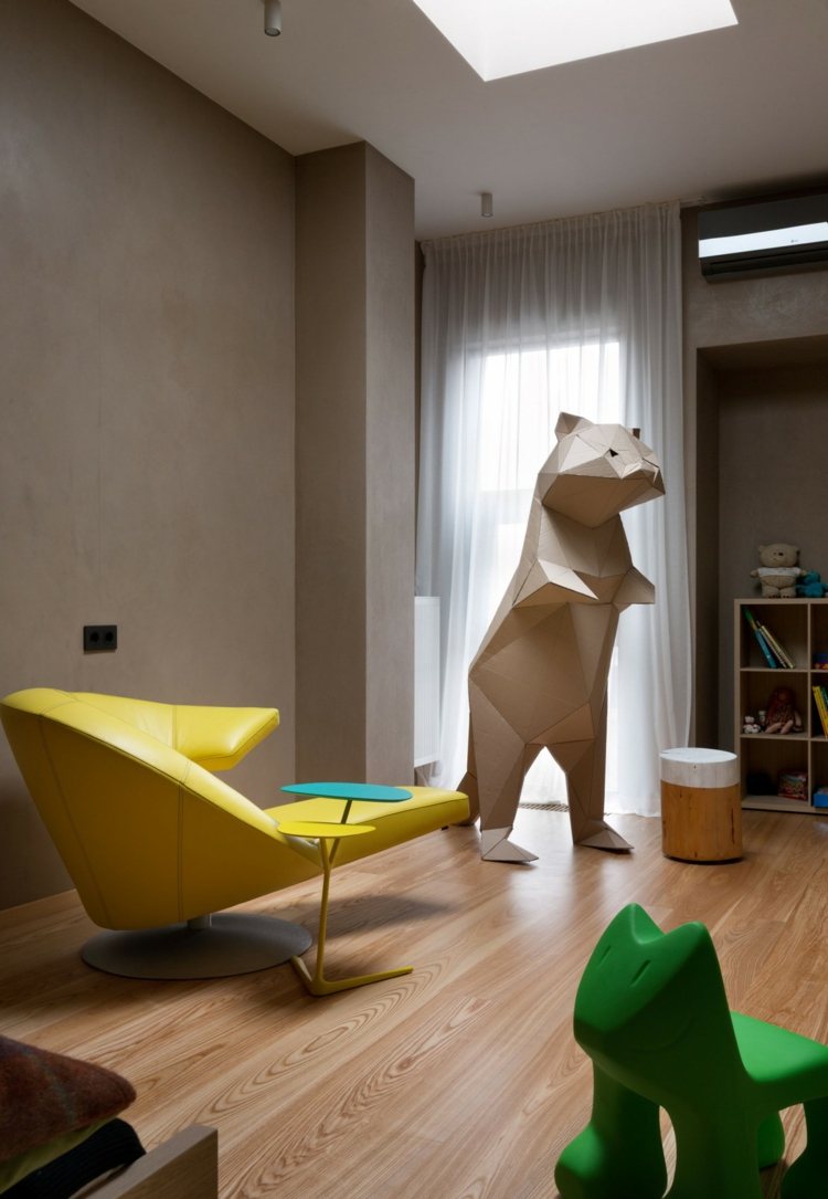 dizajn domu akcentná polica detská izba žlté kreslo figúrky farebný laminát