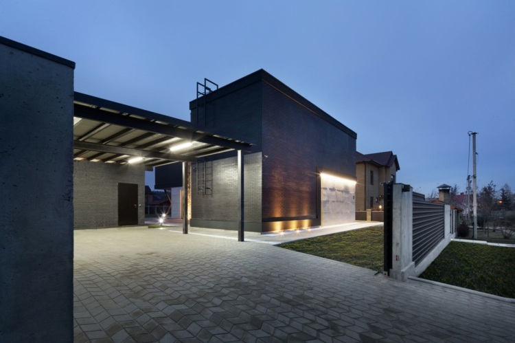 dizajn domu s akcentovou policou príjazdová cesta carport dlažobný kameň