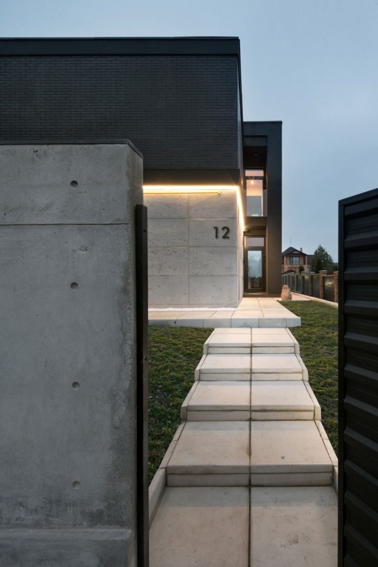 dizajn domu s akcentovanou policou cesta vchod osvetlenie trávnika nepriame