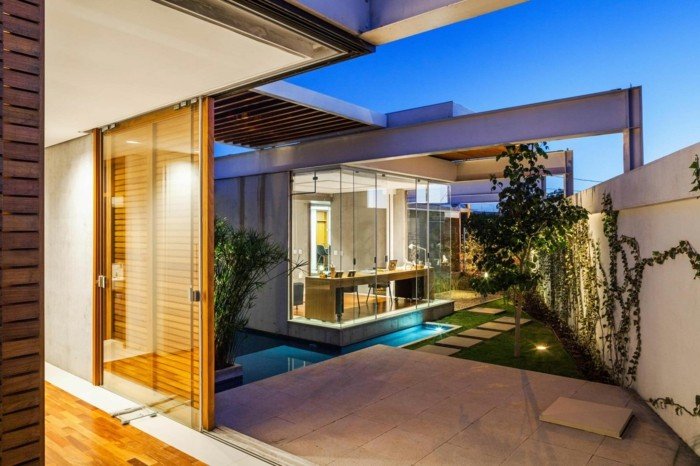 dizajn domu presklená stena posuvné dvere terasa záhradná stena popínavé rastliny