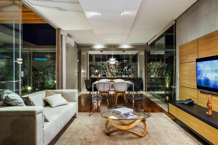 obývacia stena, nízka pohovka, konferenčný stolík, koberec, jedáleň