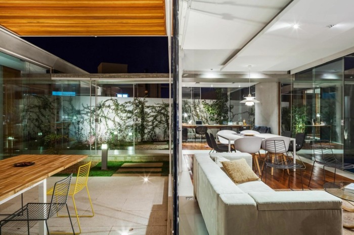 obývacia izba terasa sedačka jedálenský stôl pergola jedálenský kút drevená podlaha