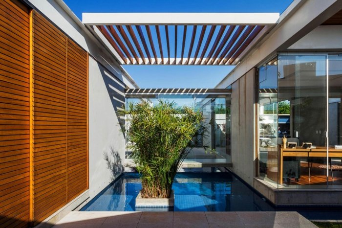 stenové panely drevený dom dizajn kvetináče voda bazén modrá