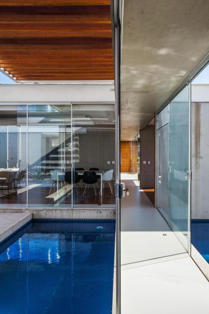 projekt domu s pergolou chodba most sklenené drevo