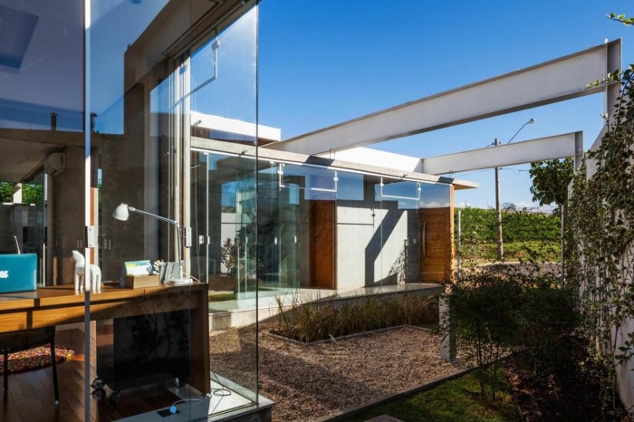 záhradná terasa prírodný tvar brečtan štrková cesta