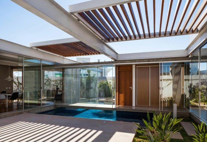 projekt domu s pergolou bazénové rastliny okno predný vchod