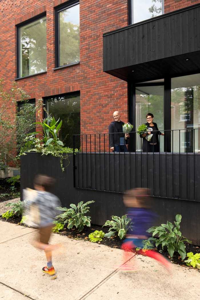 Fasáda domu a vchod de gaspe vchod do domu tehlová posteľ čierna