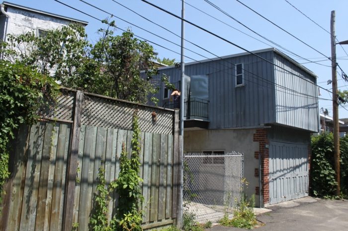 Dom pred novým dizajnom od La Shed Architects dom design de gaspé sivá fasáda moderná