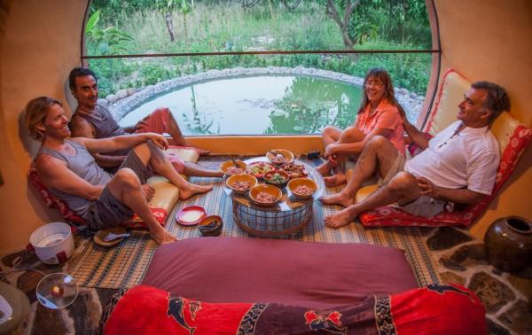 Dom lacno stavať na druhom poschodí priatelia sedia spolu na poschodí