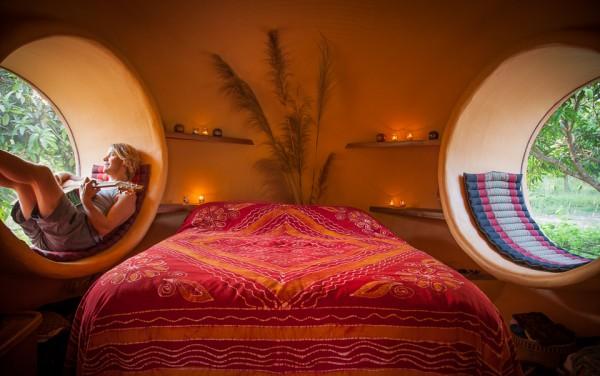 muž stavajúci sférické sviečky relaxačná spálňa otvorená