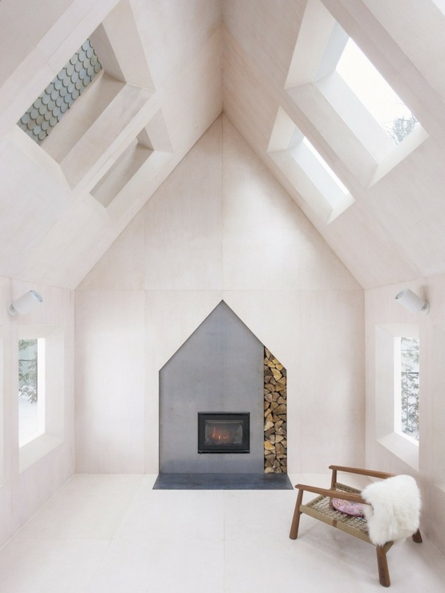 Pohľad na drevo nad svetlíkovou stoličkou priestrannej chaty