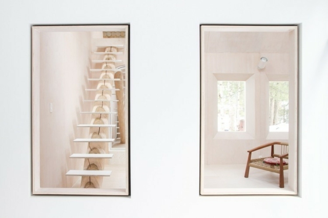 moderná architektúra stolička kmeň stromu dva okná interiér