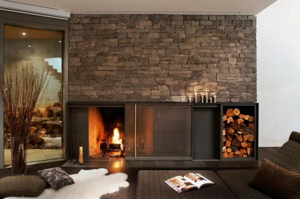 Nápady na vybavenie obývačky stenou z prírodného kameňa Interiér obývačky so stenou z prírodného kameňa