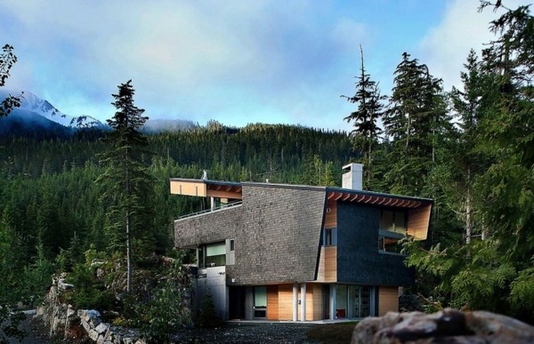 Dom na svahu s modernou architektúrou-drevený fasádny kameň Dom na úbočí modernej architektúry