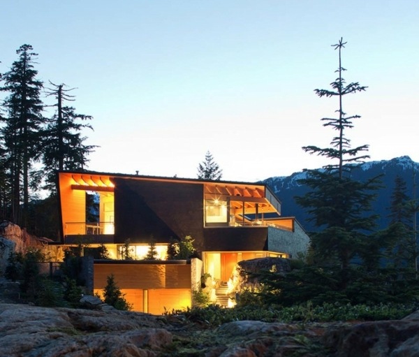 Návrh fasádneho osvetlenia domu Fasádne osvetlenie domu balkón