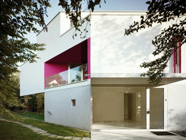 fasáda moderného domu-ružové akcenty fasáda moderného domu-ružová terasa