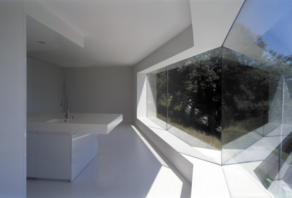 moderná presklená fasáda domu-minimalistická architektúra moderná zasklená fasáda domu