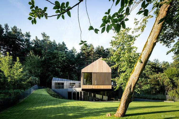 dom na svahu moderná architektúra-drevená fasáda-priečelie okna