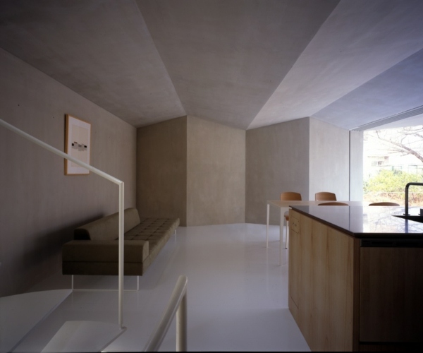 moderný interiér malého domu zaujímavý interiér - obývačka v dome v Nagoji