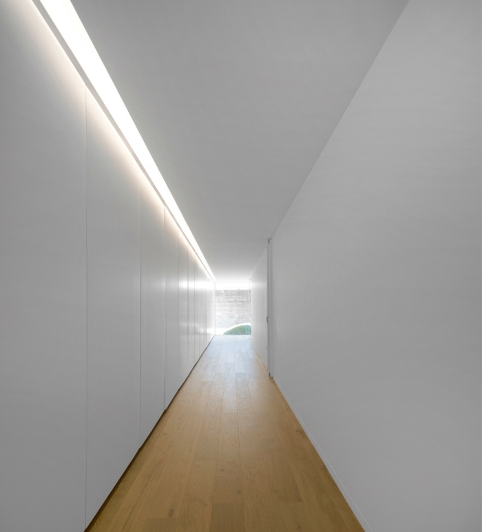 dom v portugalsku biele steny strop laminatova podlaha