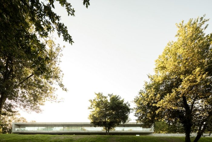 navrhnúť moderný štýl domu žijúceho betónovou architektúrou