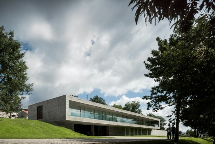 dom v portugalsku betónová sklenená stena balkón výhľad