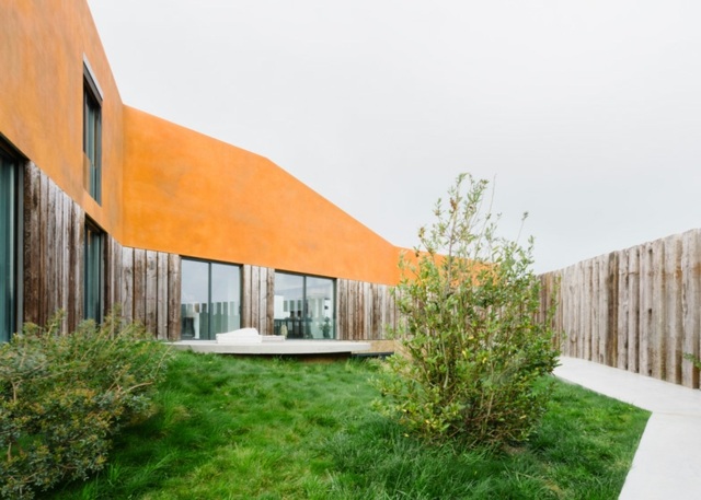 Záhrada domu betónová cesta fasáda betón okrasná tráva kríky dvojpodlažná budova