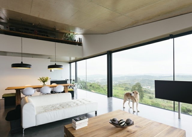 Zariadenie rustikálneho konferenčného stolíka z bielej pohovky, koženého čalúnenia