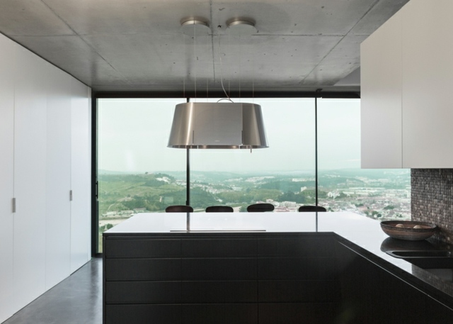 Bezúchytkové tmavé základne a biele nástenné jednotky