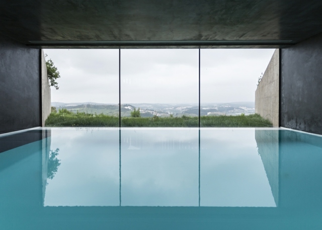 Sklenený fasádny pohľadový betónový bazén