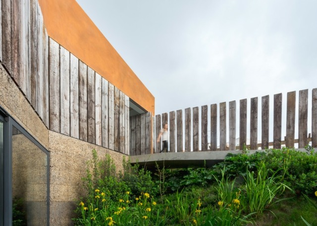 Drevená fasáda betón dvojpodlažný trávnik