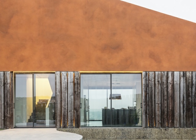 Fasádny drevený obklad na betónový náter medený vzhľad