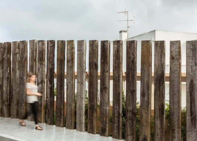 Rodinný dom trojpodlažná betónová cesta záhrada