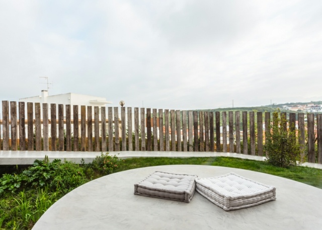 Lišty plotový betónová záhradná cesta trávnik