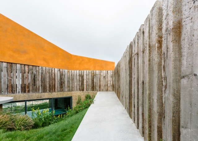 Záhradný plot betónová cesta tráva trávnik fasádne okno