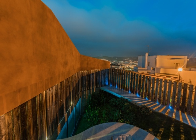 Betónové fasádne osvetlenie piketový plot LED modré svetlá