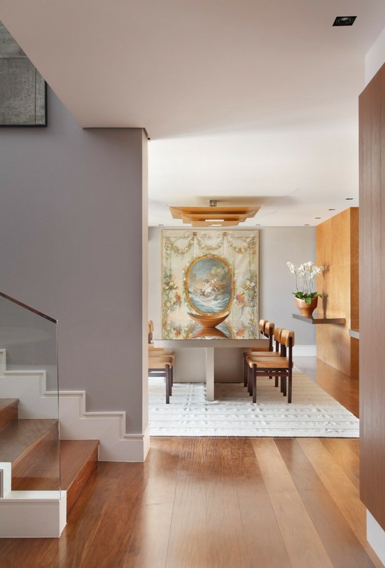 Interiér v jedálni je elegantný interiér domu biely dizajn z tmavého dreva, laminát, jedáleň