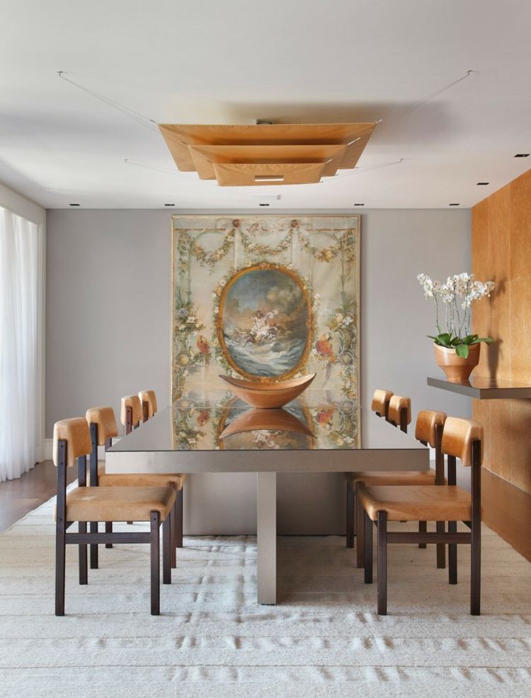 Biely koberec slúži ako kontrast k nábytku interiér domu v bielom a tmavom dreve, lesklý jedálenský stôl, stoličky