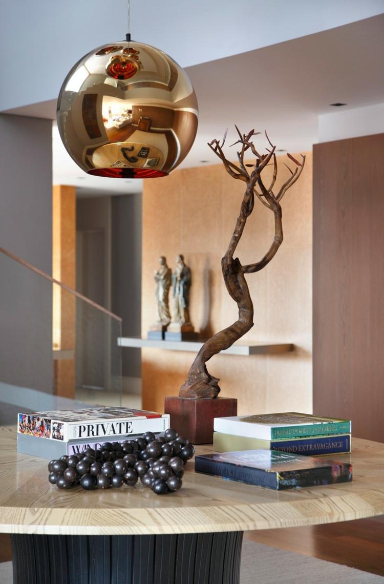 Horná časť stola v oblasti schodiska je vyrobená zo svetlého dreva interiér domu biely tmavý drevený stôl vetva dekorácia lampa zlatá