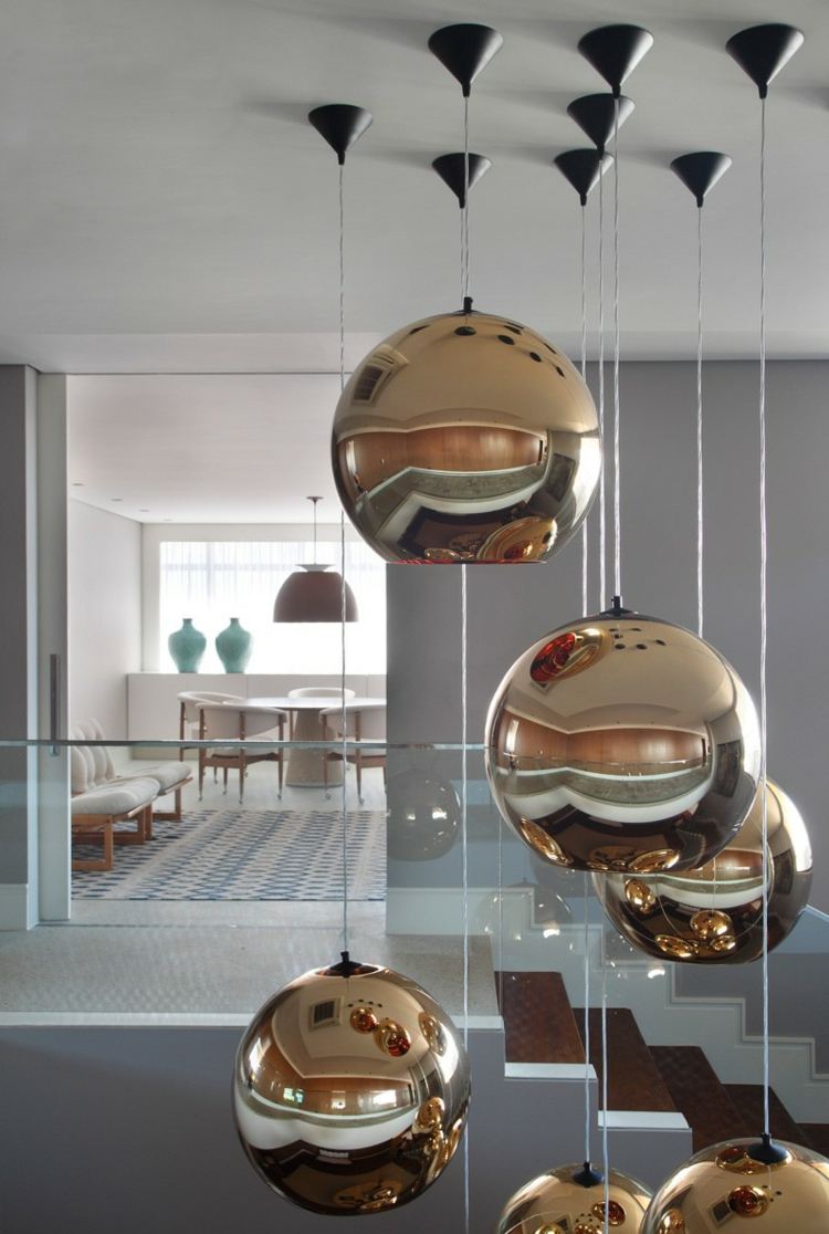 Interiér domu z bieleho a tmavého dreva - druhé poschodie interiér domu biela tmavá drevená obývačka chodba druhé poschodie