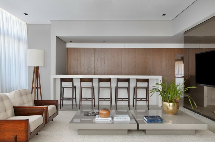 Interiér s retro akcentmi a pultom s barovými stoličkami interiér domu biela tmavá drevená pultová barová stolička kreslá konferenčný stolík vysoký lesk