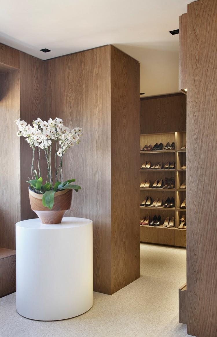 Drevené obloženie stien v šatníku interiér domu biely tmavý drevený obklad šatníková skriňa