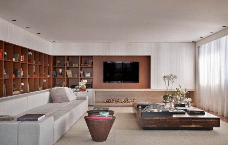 Interiér domu v bielom a tmavom dreve - dizajn obývačky interiér domu v poličke z bieleho a tmavého dreva polička konferenčný stolík