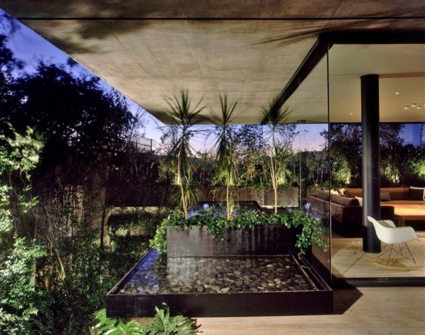 sklenené steny-minimalistický-dom-mexiko
