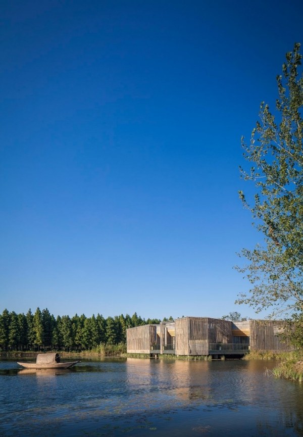 dom s umiestnením obrazovky ochrany súkromia z bambusu na rieke